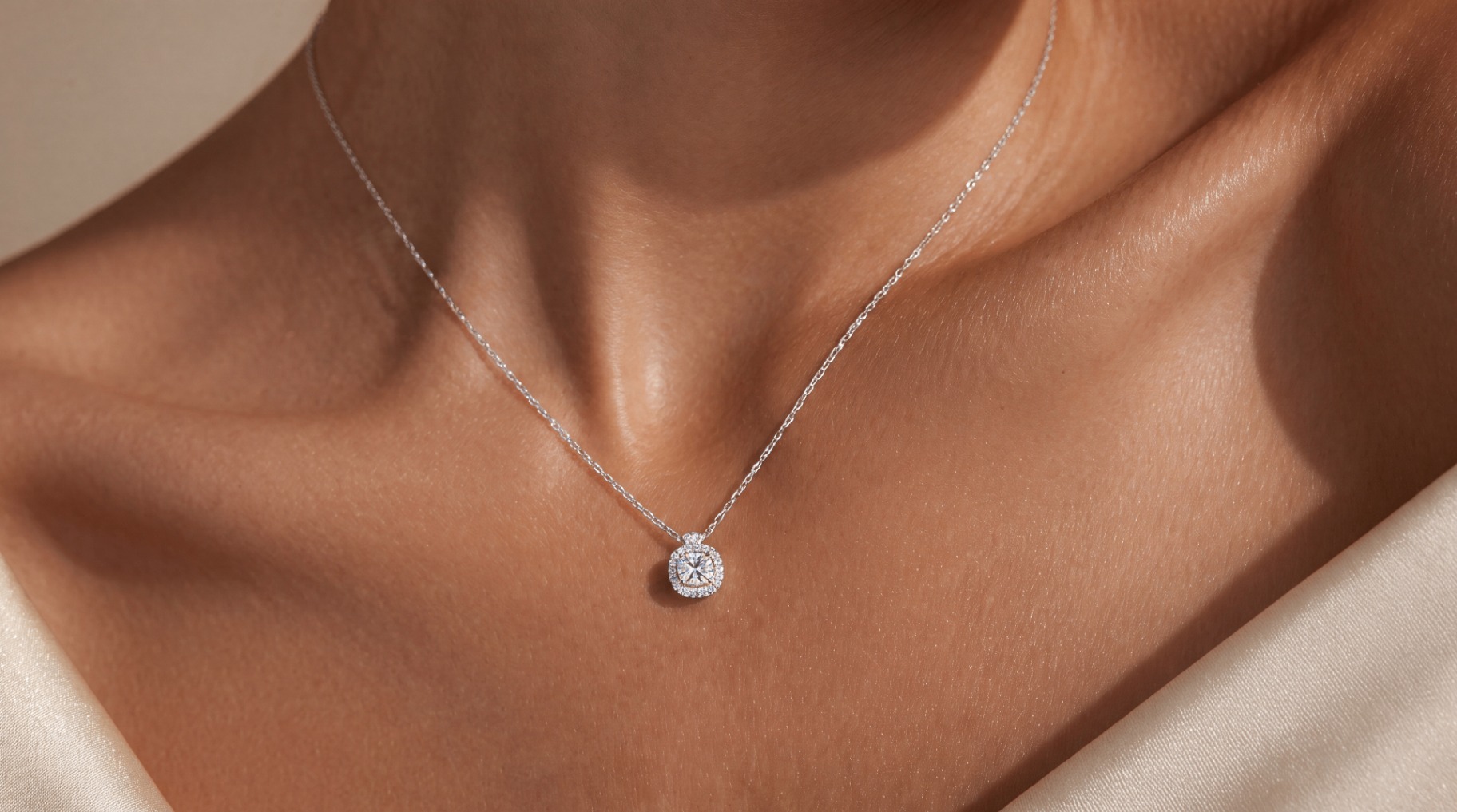 Blessé diamond necklace on silk